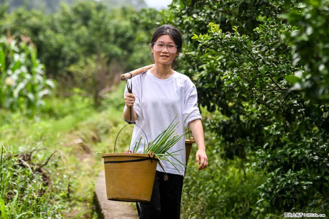 全网追的“扁担女孩”,找了一份暑假工,时薪12元 - 恩施生活资讯 - 恩施28生活网 es.28life.com