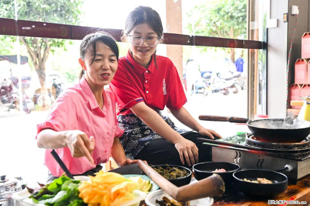 全网追的“扁担女孩”,找了一份暑假工,时薪12元 - 恩施生活资讯 - 恩施28生活网 es.28life.com